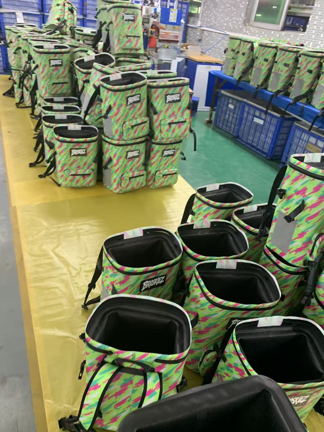 Yifulong Outdoor шетелдік брендке тапсырыс беру үшін арнайы жұмсақ салқындатқыш рюкзактарды жаппай өндіруді бастады. Yifulong Outdoor шетелдік брендке тапсырыс беру үшін арнайы жұмсақ салқындатқыш рюкзактарды жаппай өндіруді бастады.